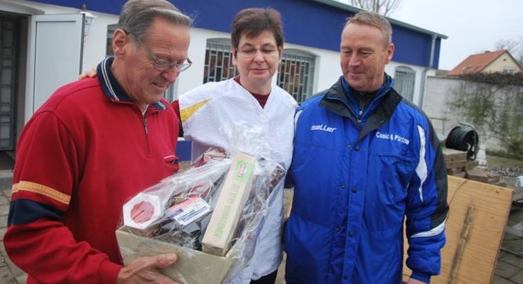 Klaus und Sabine Dunker (von links) haben vom Vereinsvorsitzenden Günter Döbbel einen Präsentkorb bekommen. Foto: Karl Seidel